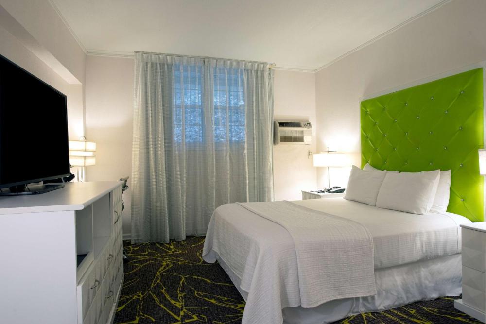 Queen Room with Roll-In Shower - Mobility and Hearing Access interior